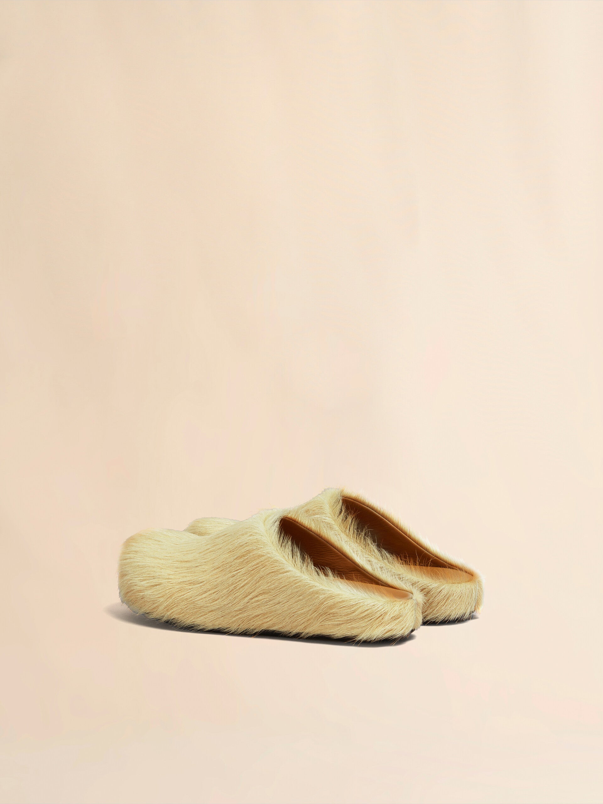 Sabot fussbett en cuir effet poulain à poils longs jaune
