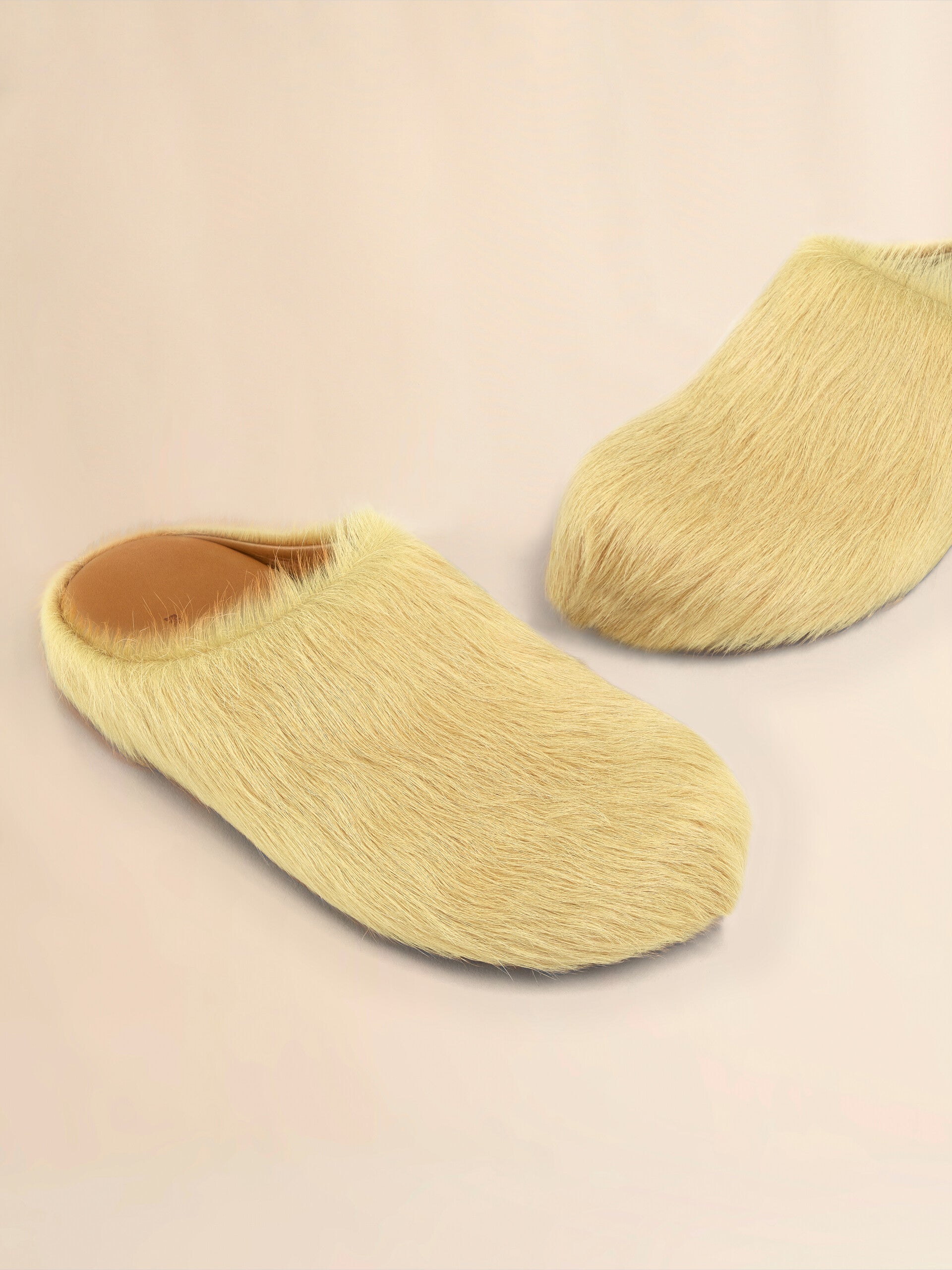 Sabot fussbett en cuir effet poulain à poils longs jaune