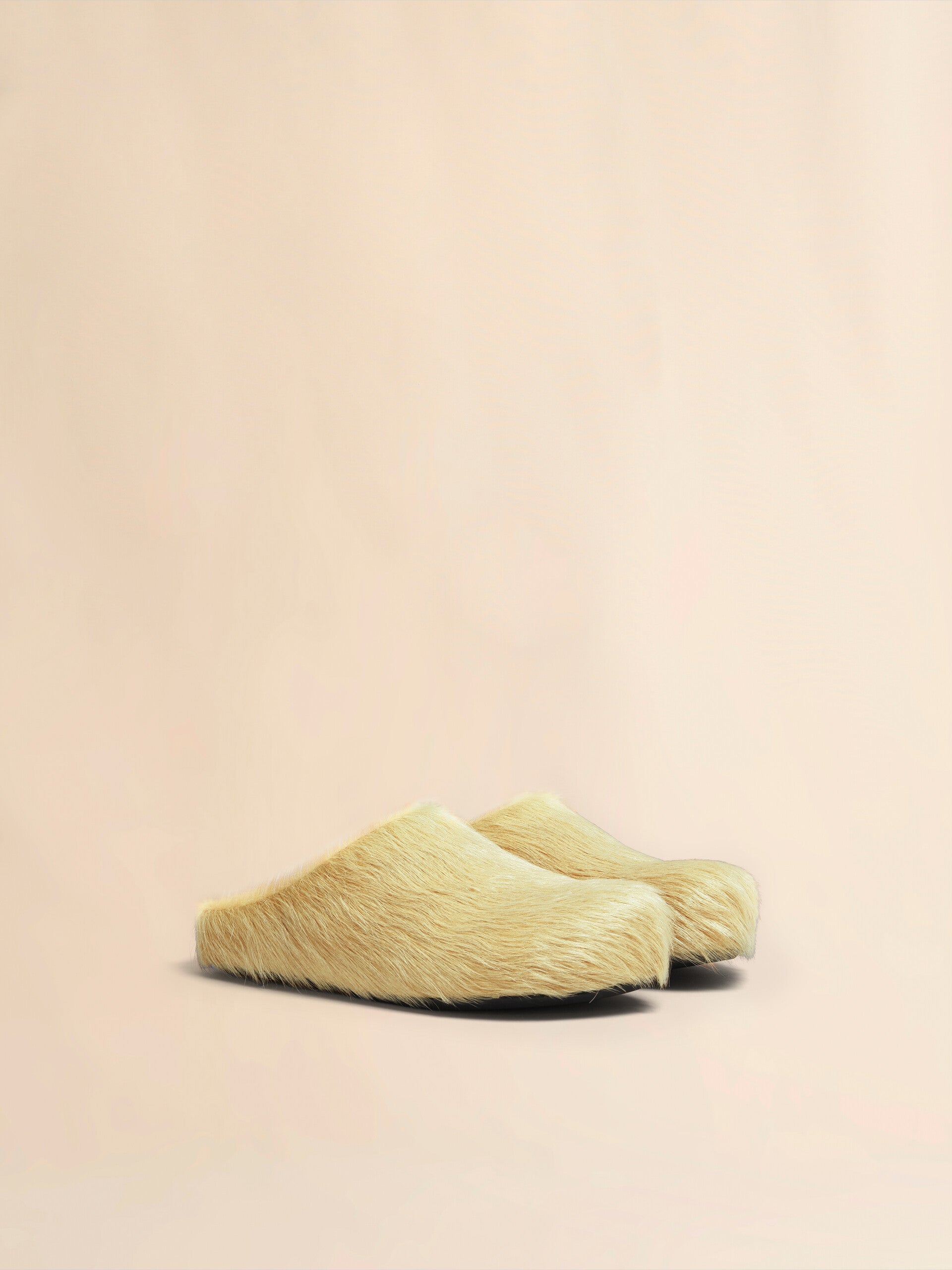 Sabot fussbett en cuir effet poulain à poils longs jaune