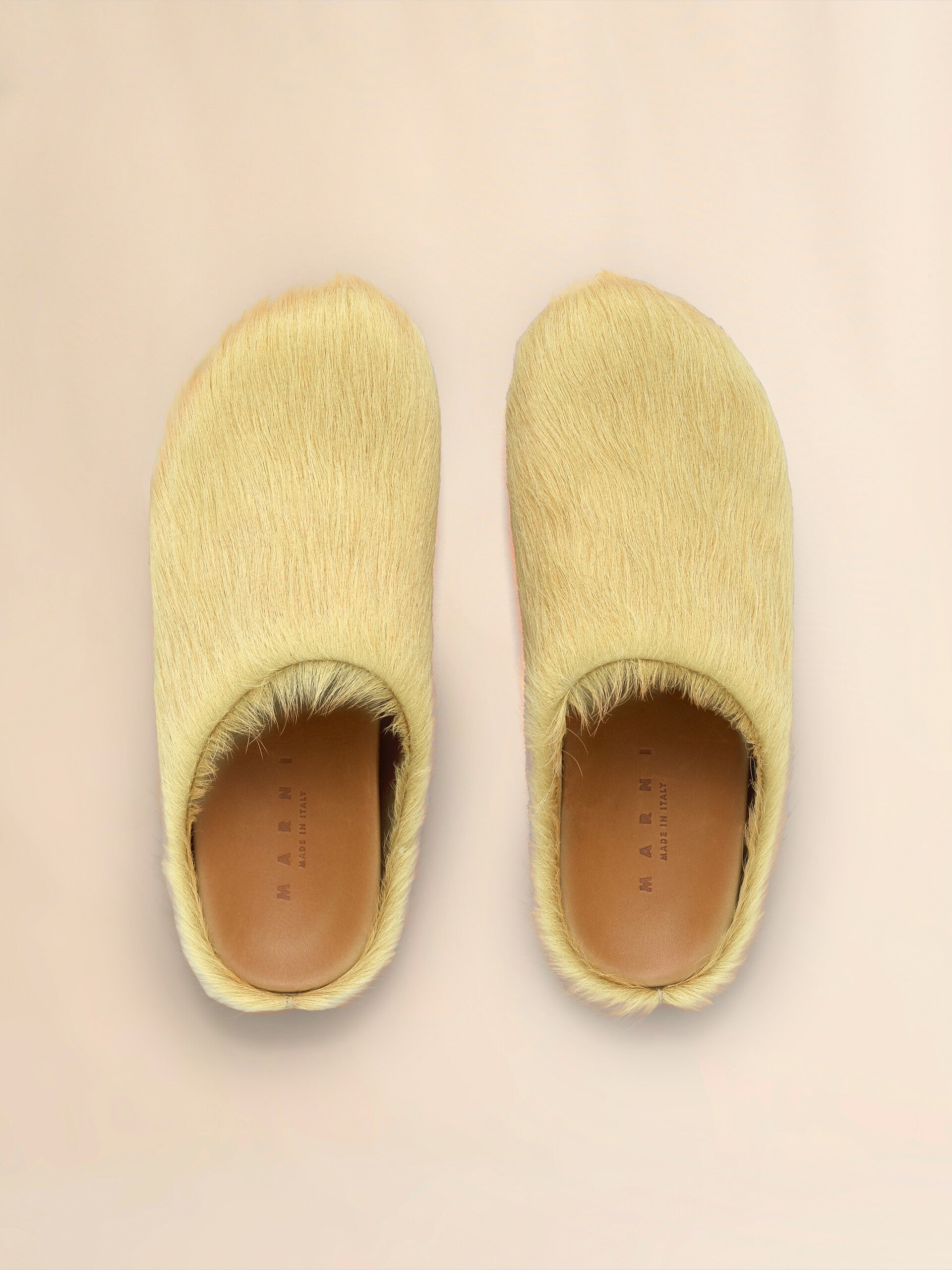 Sabot fussbett en cuir effet poulain à poils longs jaune